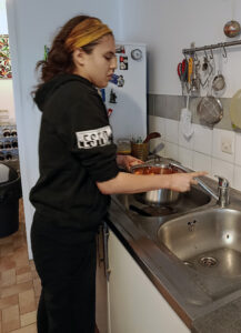 Louise fait la vaisselle