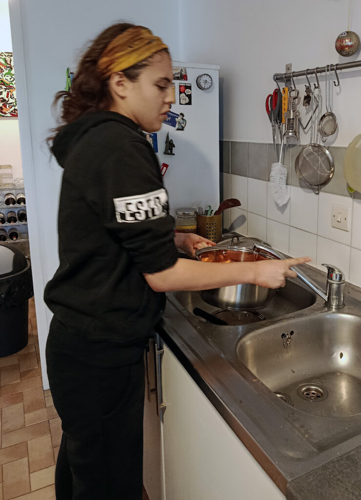 Louise fait la vaisselle